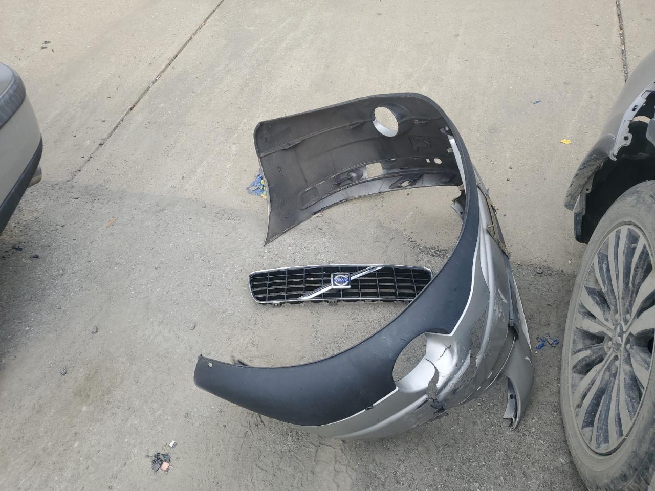 2004 Volvo S60 2.5T VIN: YV1RS59V042388817 Lot: 70851984