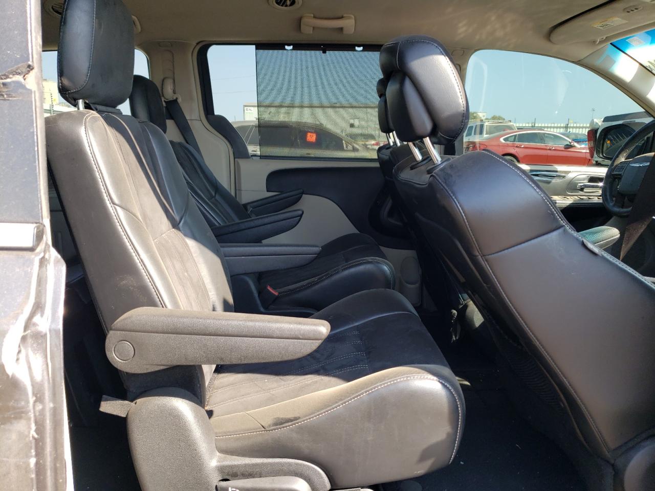 2014 Chrysler Town & Country - Image 12