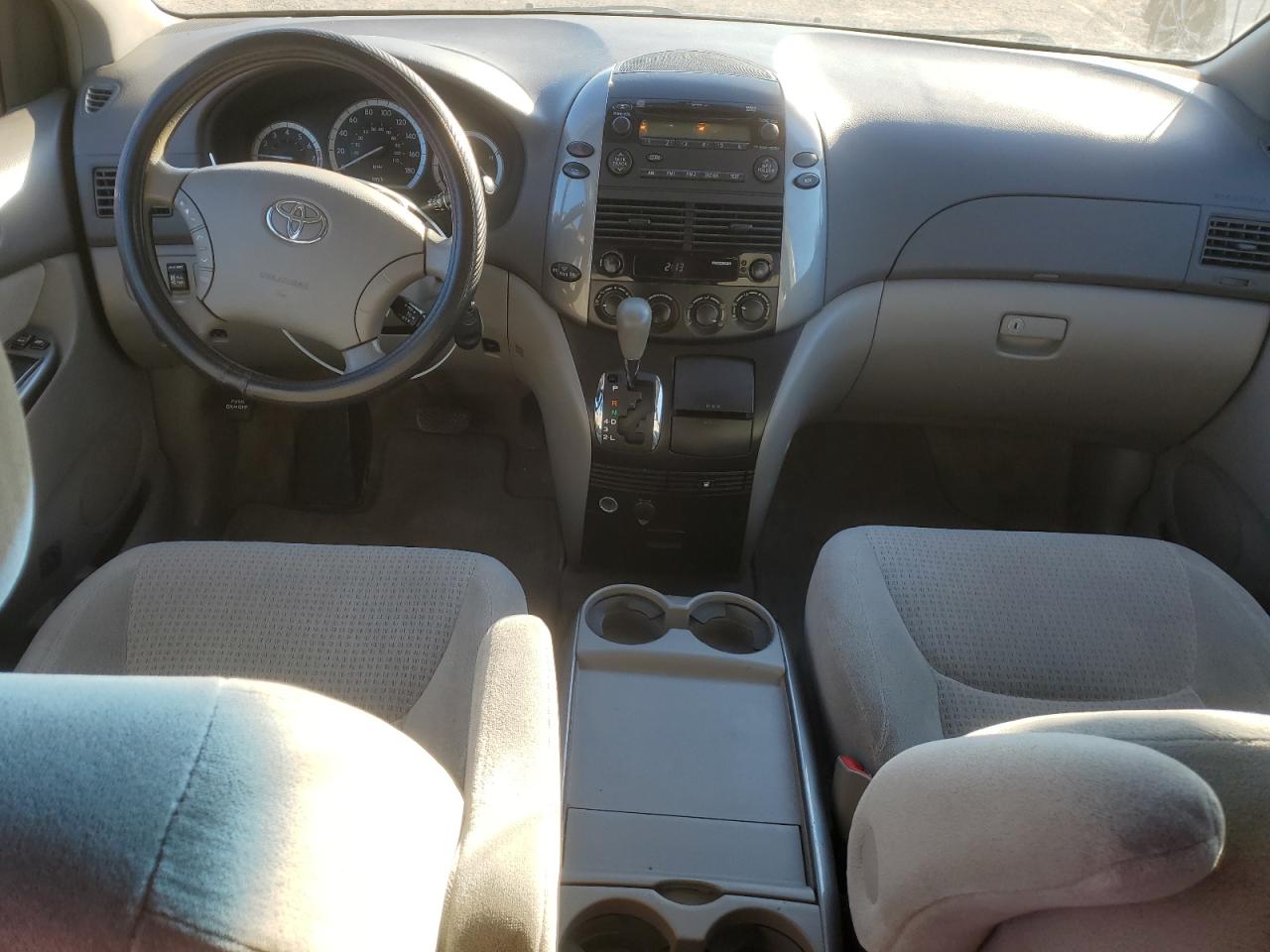 2010 Toyota Sienna - Image 8