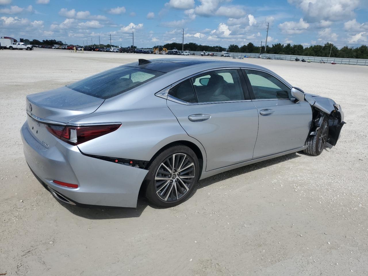 2023 Lexus ES - Image 3