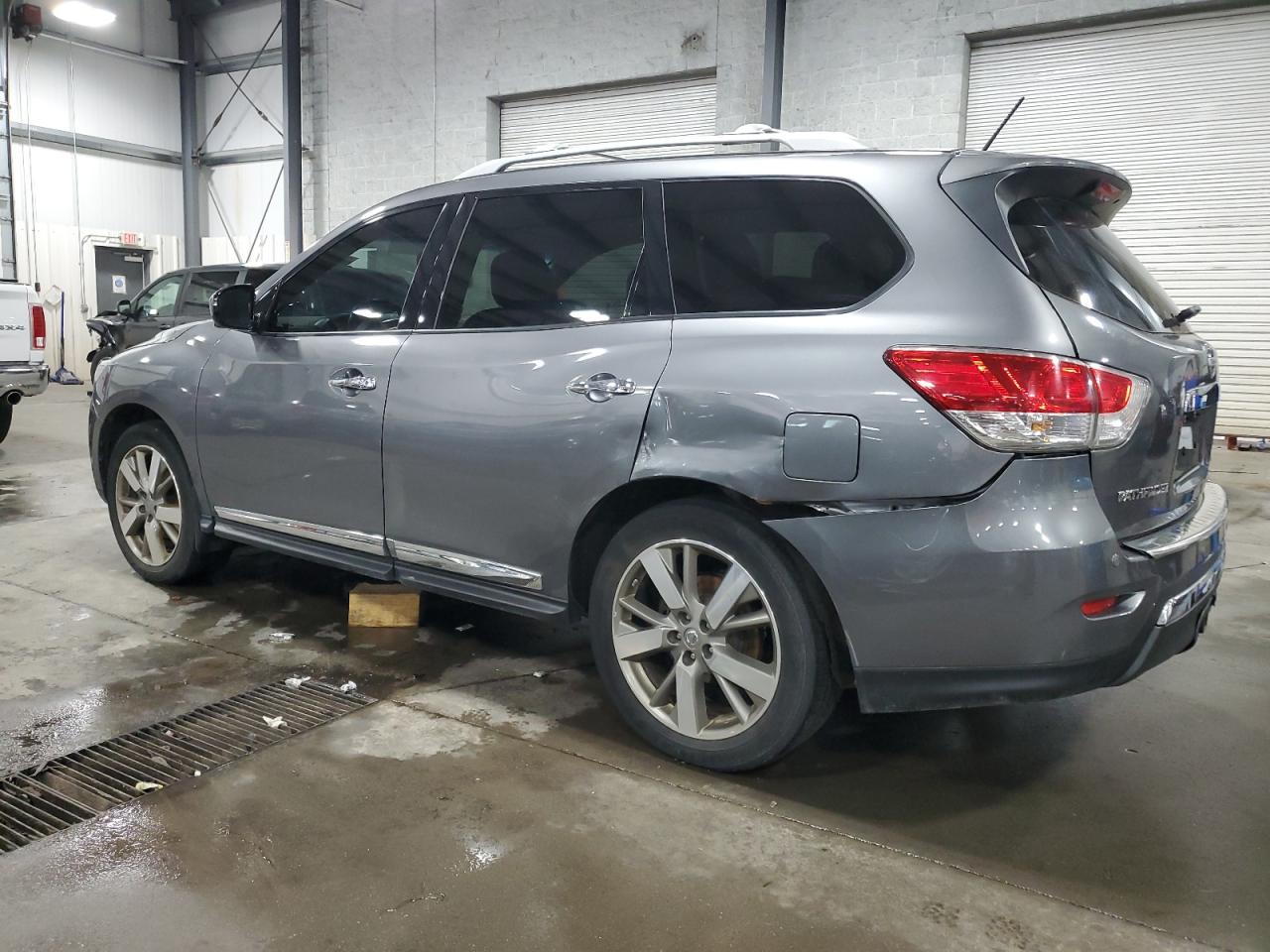 2016 Nissan Pathfinder - Image 2