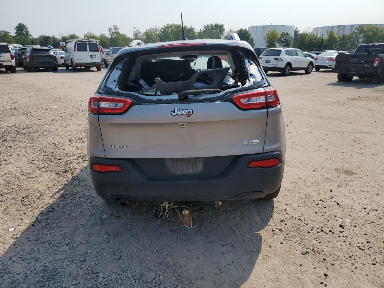 2016 Jeep Cherokee Latitude VIN: 1C4PJMCB8GW318522 Lot: 70801644