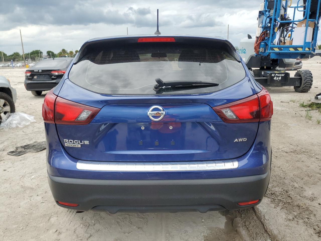 JN1BJ1CR2JW203205 2018 Nissan Rogue Sport S