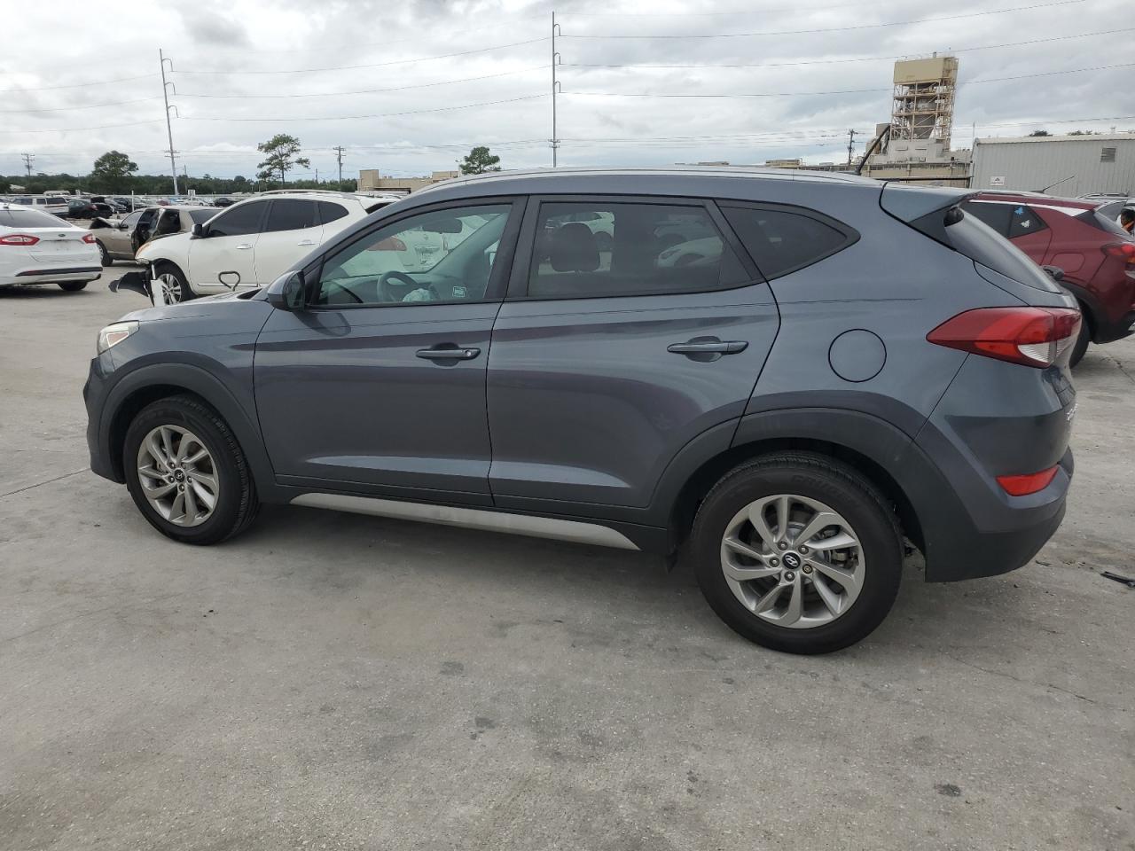 KM8J33A43HU585462 2017 HYUNDAI TUCSON - Image 2