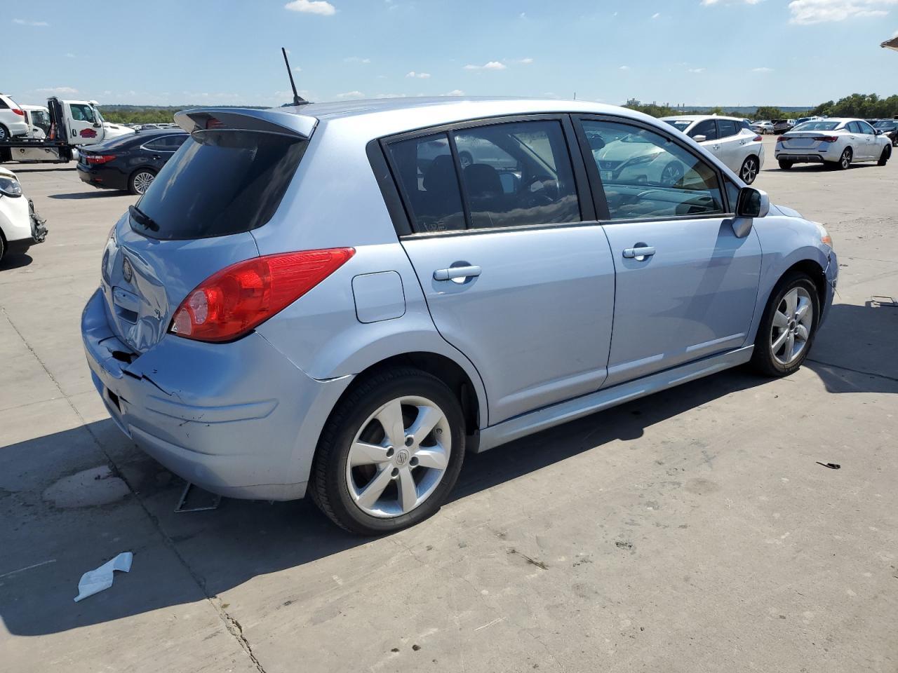 2011 Nissan Versa - Image 3