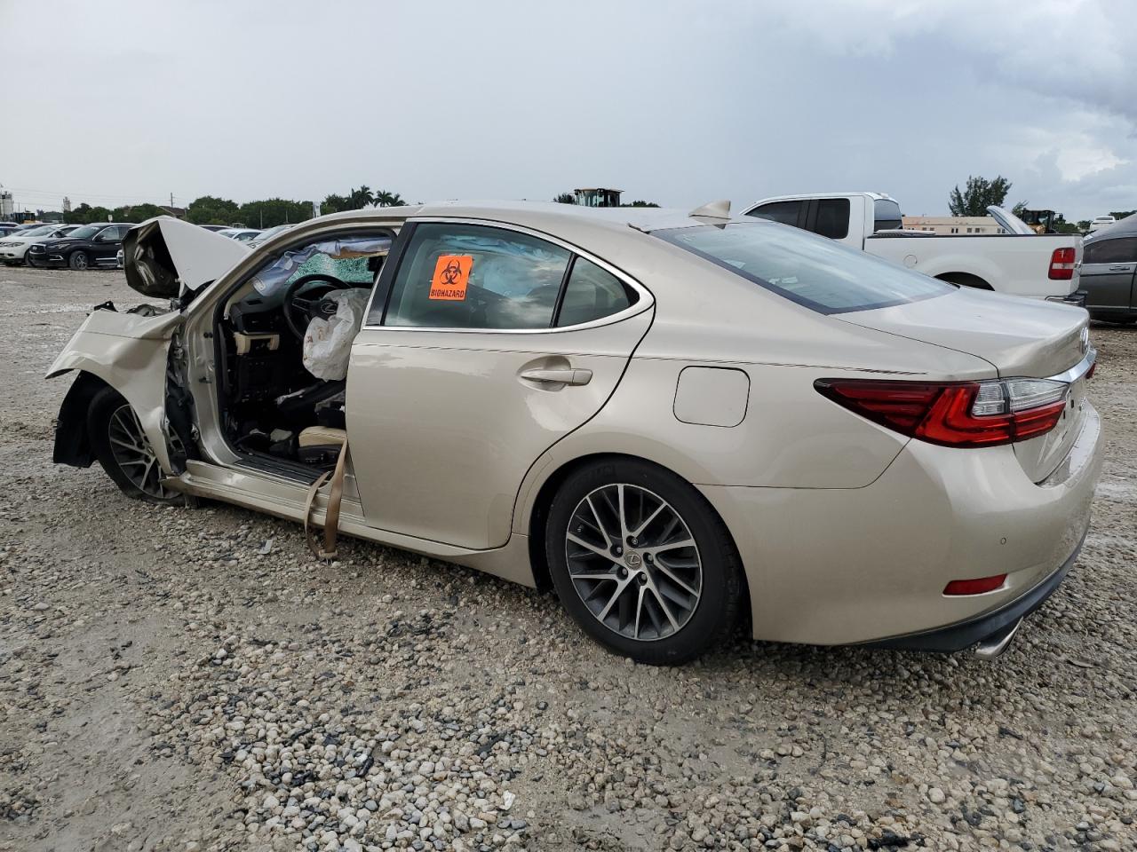 2016 Lexus ES - Image 2