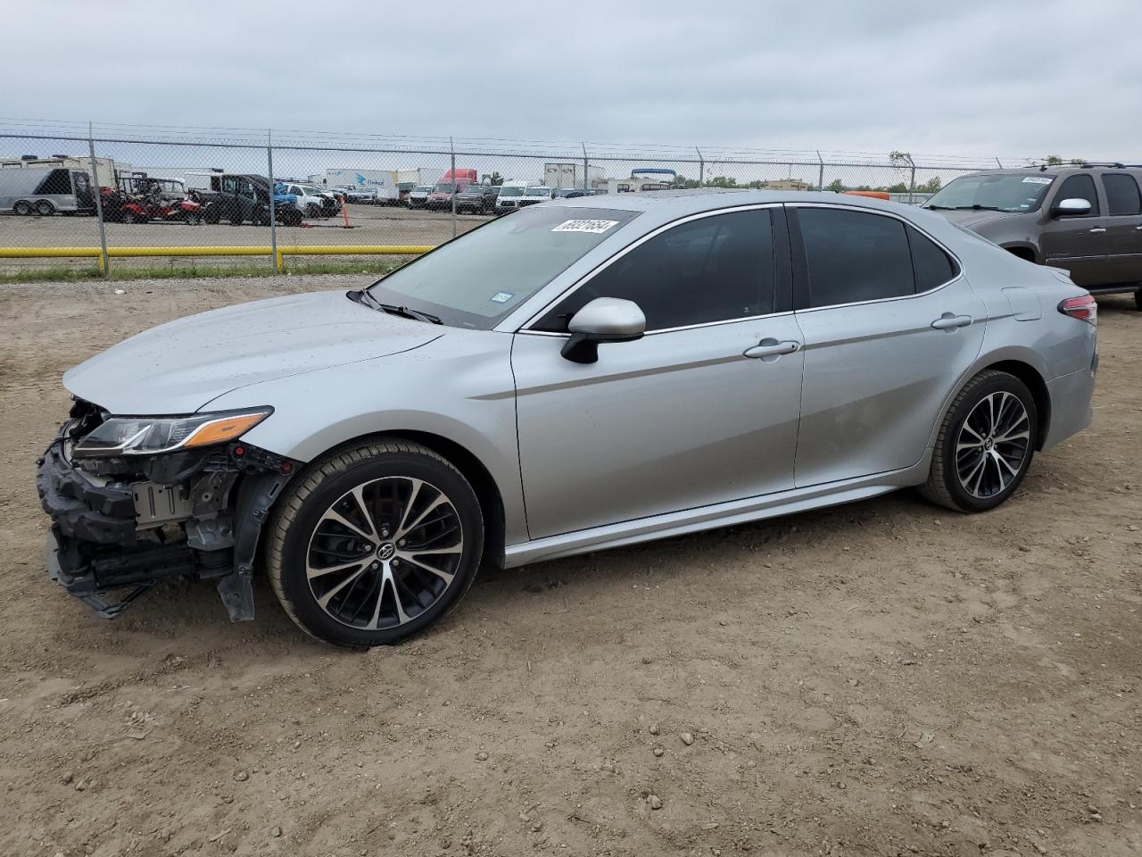 4T1B11HK8JU133841 2018 TOYOTA CAMRY - Image 1