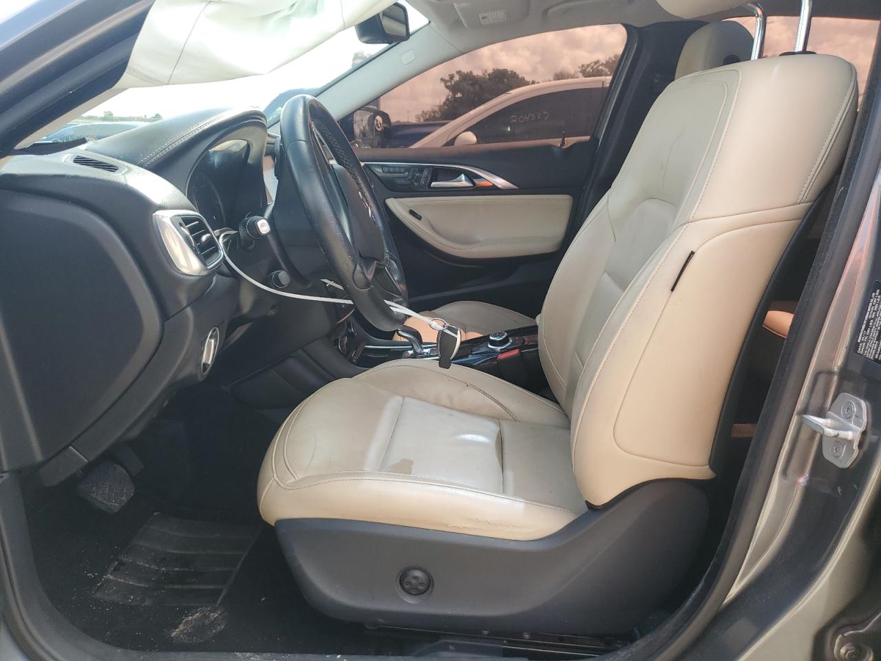 SJKCH5CR5JA045165 2018 Infiniti Qx30 Base