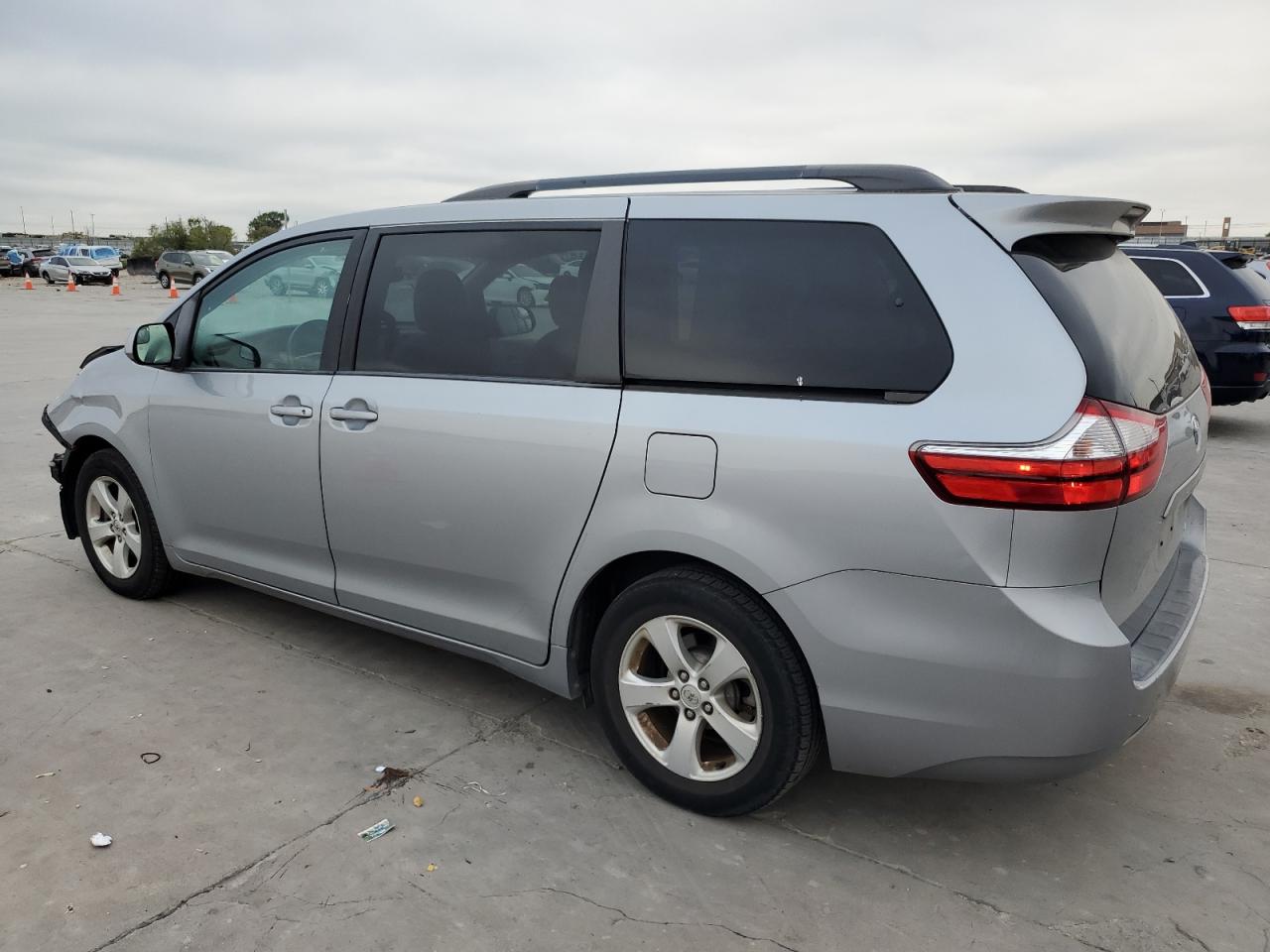 5TDKK3DCXGS733592 2016 TOYOTA SIENNA - Image 2