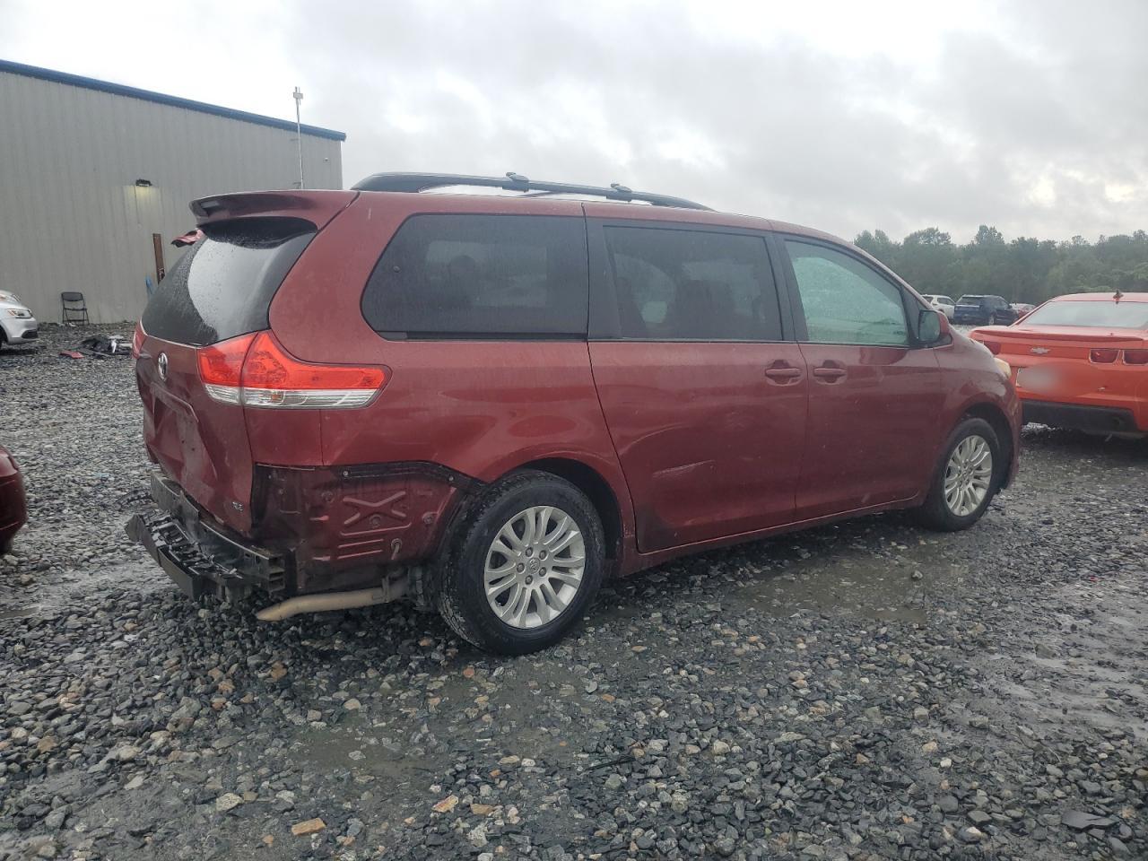 2013 Toyota Sienna - Image 3
