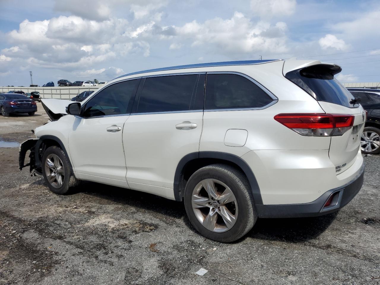 5TDYZRFH6JS267278 2018 TOYOTA HIGHLANDER - Image 2