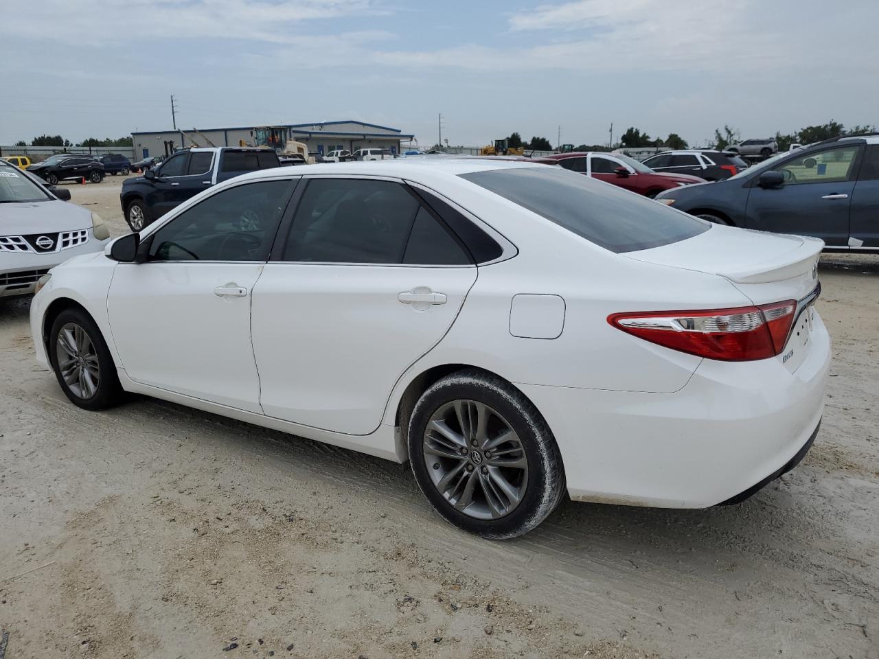 4T1BF1FK0HU275261 2017 TOYOTA CAMRY - Image 2