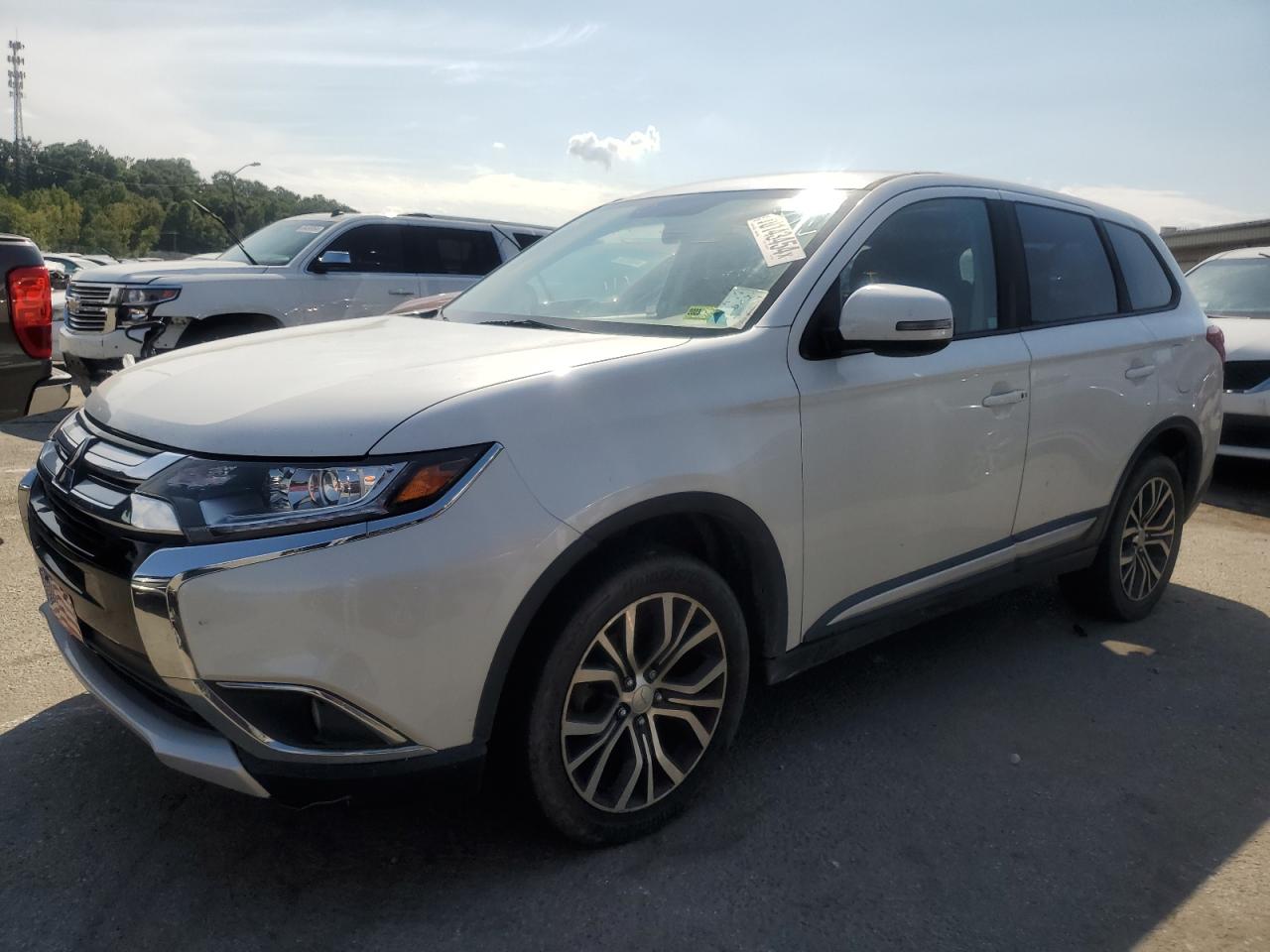 JA4AZ3A37JZ000895 2018 MITSUBISHI OUTLANDER - Image 1