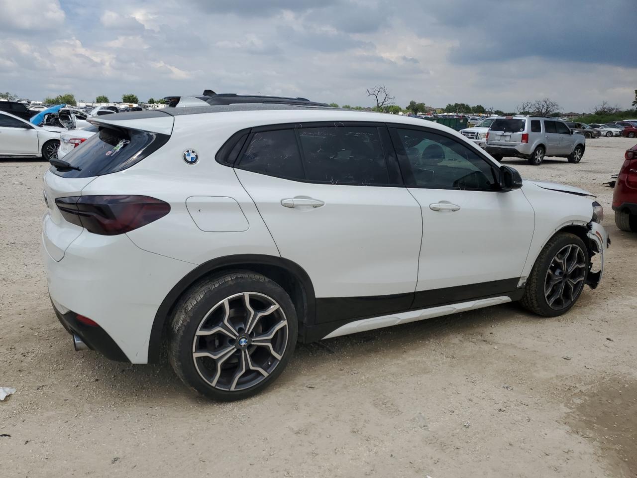 VIN WBXYJ3C3XJEJ75189 2018 BMW X2 no.3