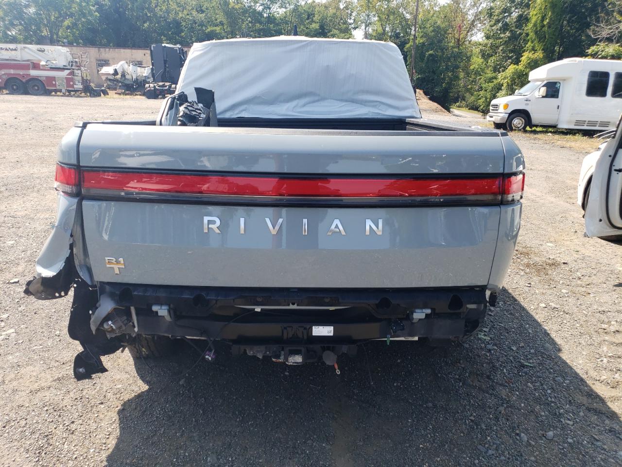 7FCTGAAA1PN019038 2023 Rivian R1T Adventure