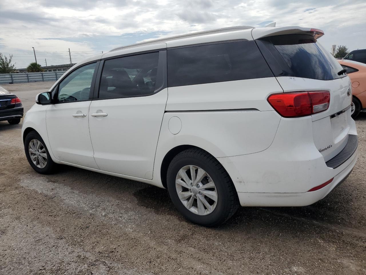 KNDMB5C13F6068408 2015 KIA SEDONA - Image 2