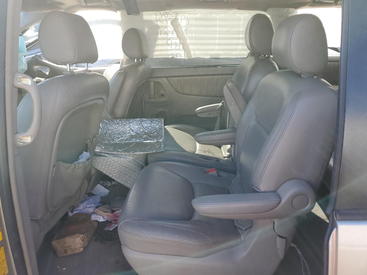 2004 Toyota Sienna - Image 11