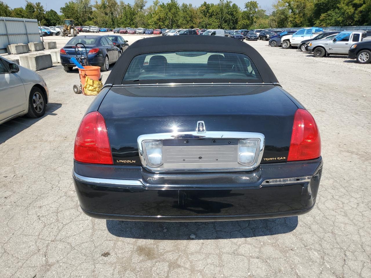 2008 Lincoln Town Car Signature Limited VIN: 2LNHM82V08X663575 Lot: 71843284