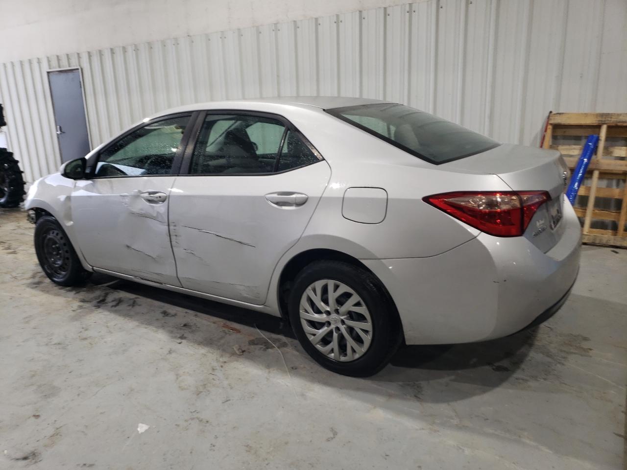 5YFBURHE8HP631579 2017 TOYOTA COROLLA - Image 2