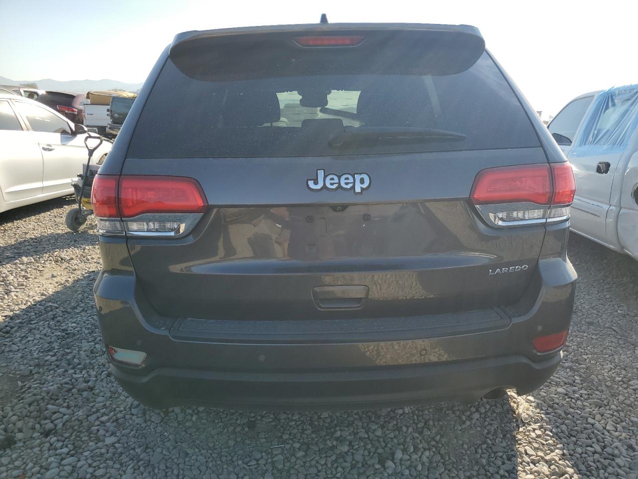 1C4RJEAG3JC412250 2018 Jeep Grand Cherokee Laredo