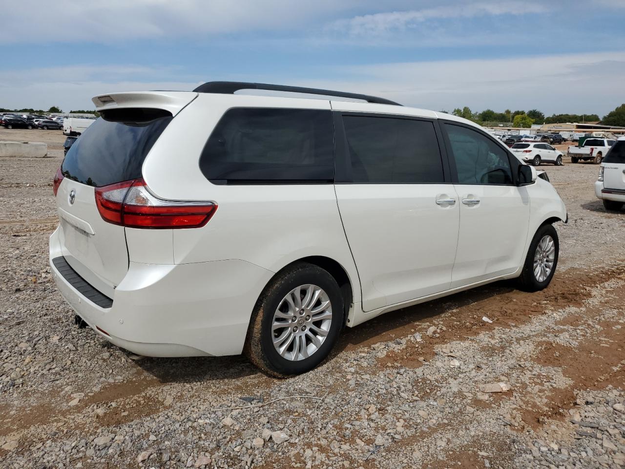 2015 Toyota Sienna - Image 3