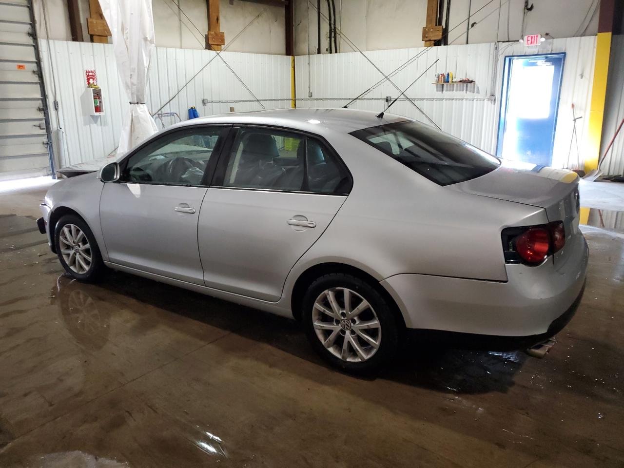 2010 Volkswagen Jetta - Image 2