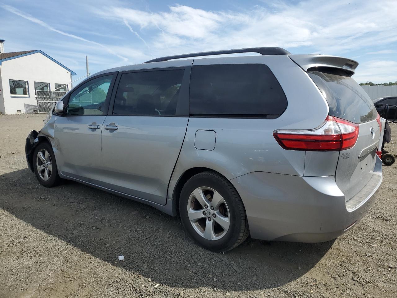 5TDKK3DC1GS750782 2016 TOYOTA SIENNA - Image 2