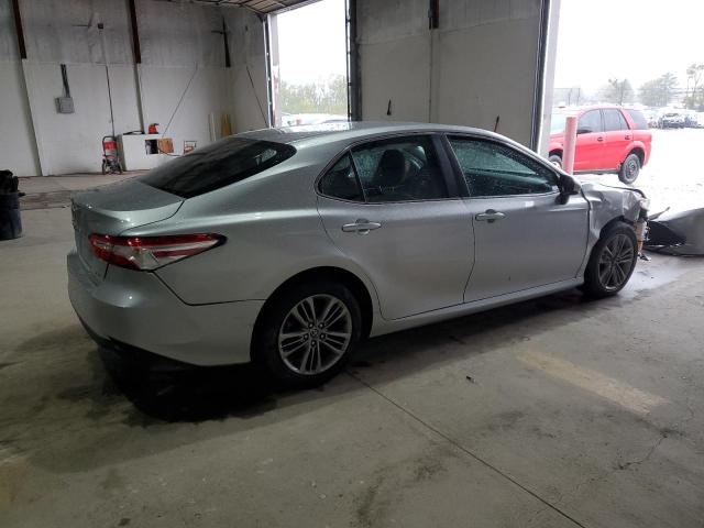  TOYOTA CAMRY 2018 Srebrny