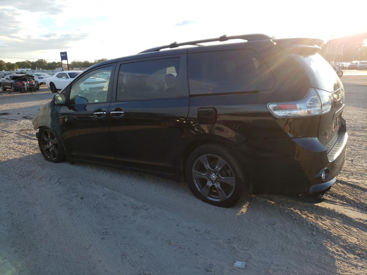 2017 Toyota Sienna - Image 2