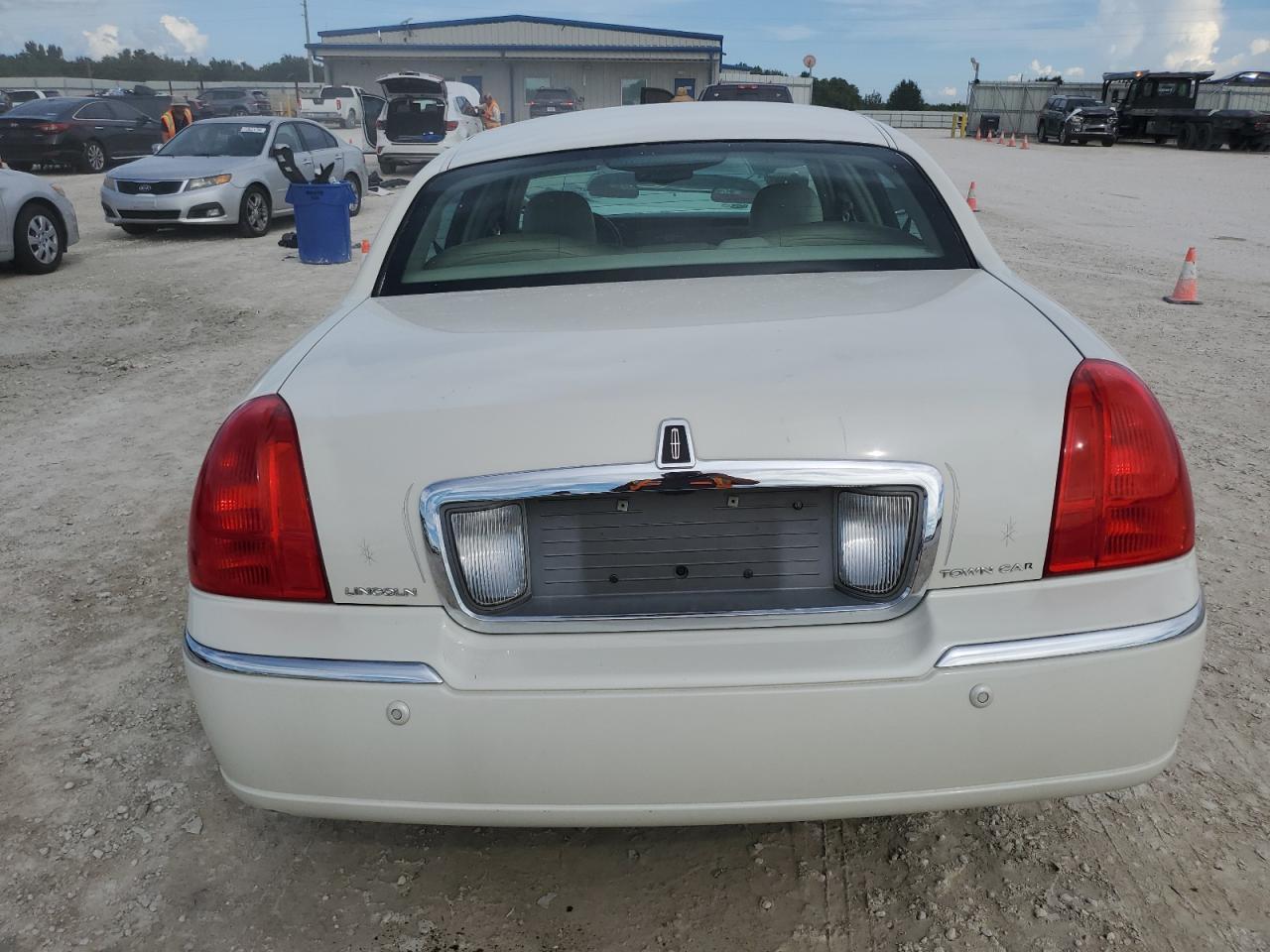 2004 Lincoln Town Car Ultimate VIN: 1LNHM83W74Y640098 Lot: 73736794