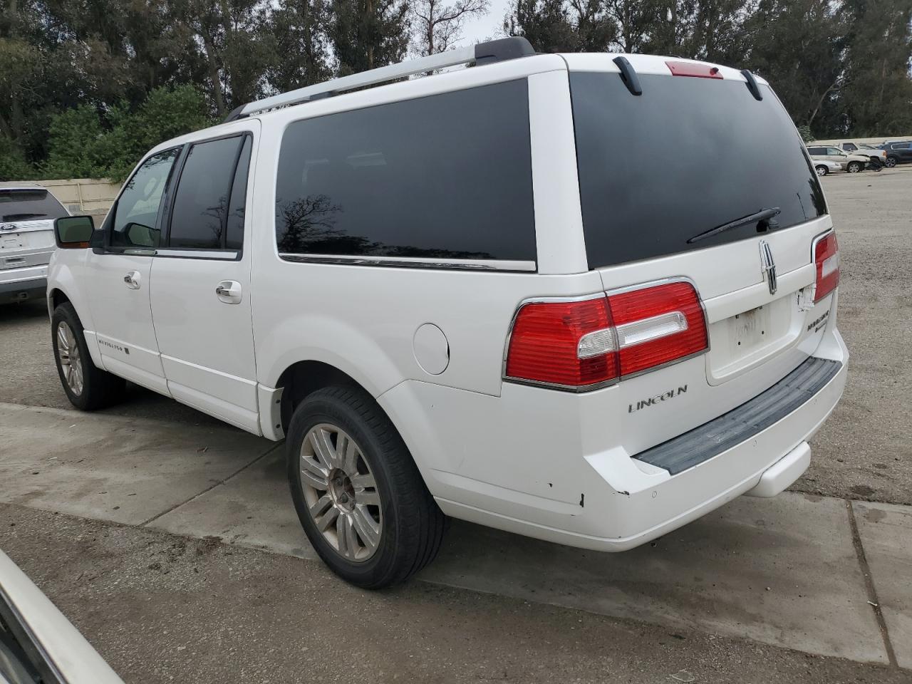 5LMJJ3H56BEJ02548 2011 Lincoln Navigator L