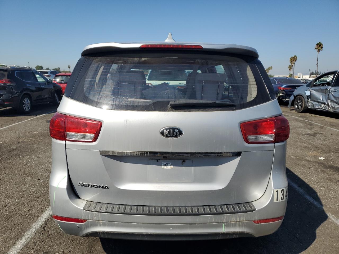 KNDMA5C17J6400300 2018 Kia Sedona L