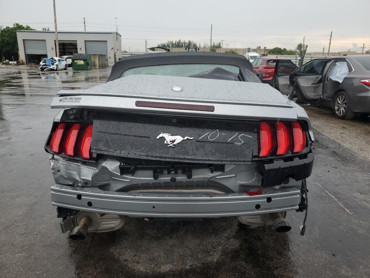 1FATP8UH7M5116012 2021 Ford Mustang