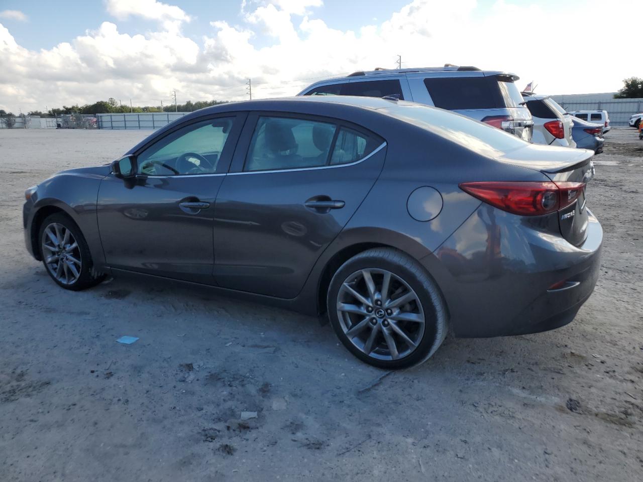 3MZBN1V30JM265158 2018 MAZDA 3 - Image 2