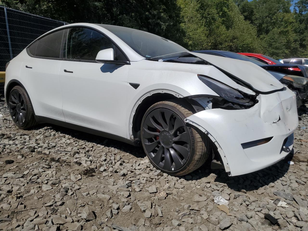 VIN 7SAYGDEF9NF463043 2022 TESLA MODEL Y no.4