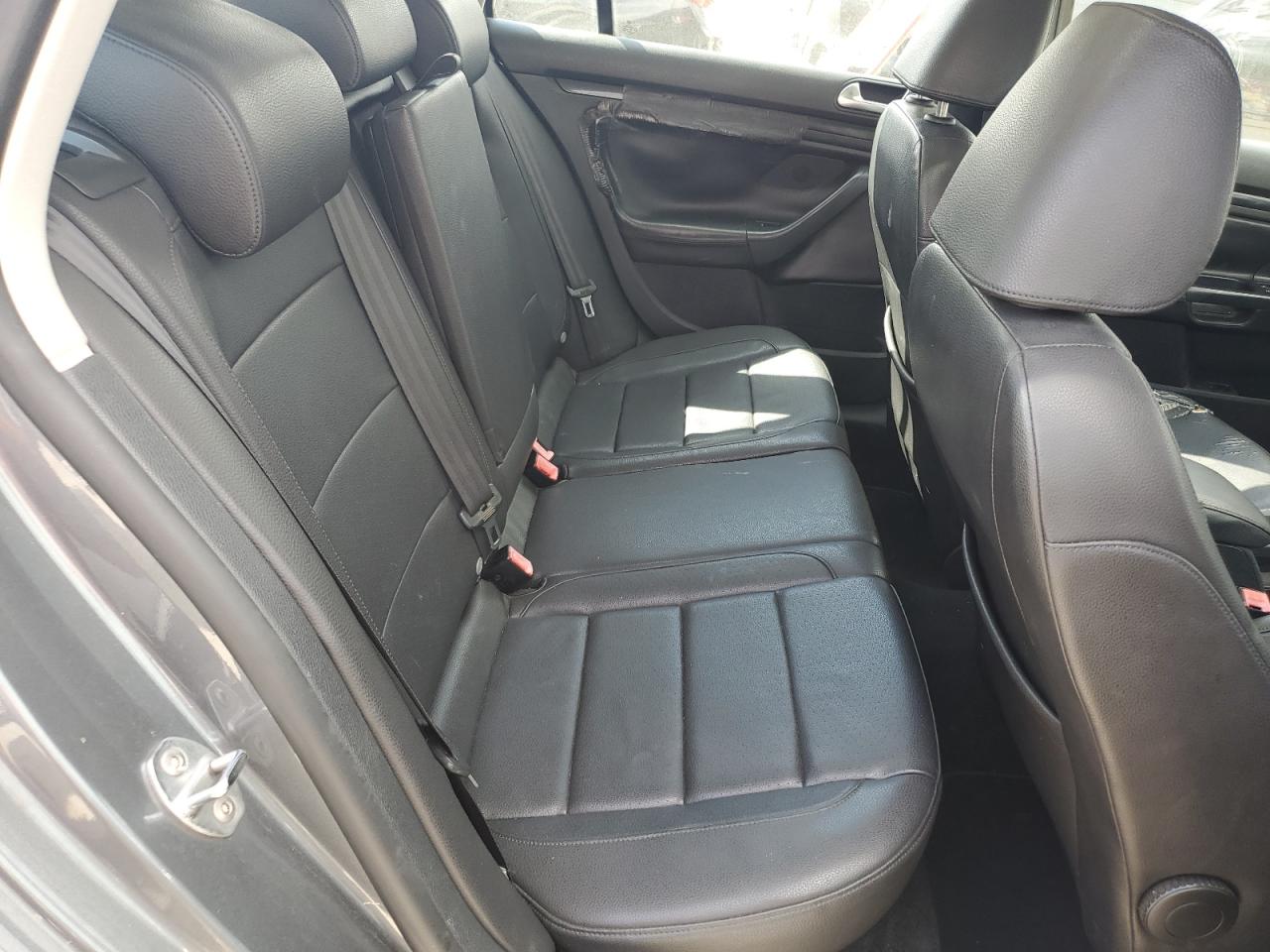 2010 Volkswagen Jetta - Image 10