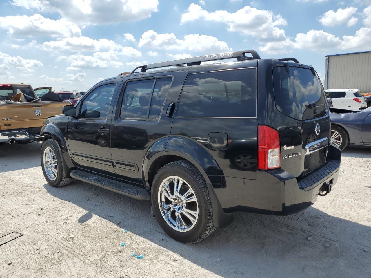 2005 Nissan Pathfinder - Image 2
