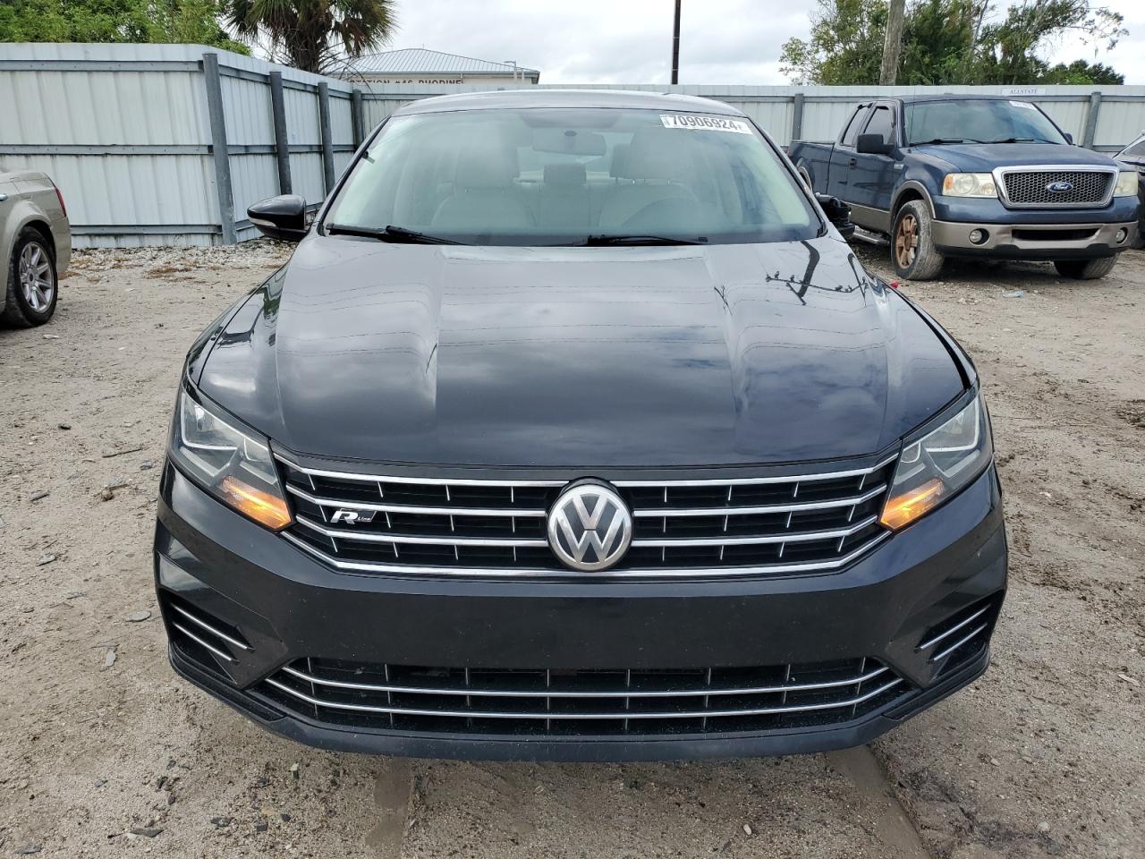 2017 Volkswagen Passat - Image 5
