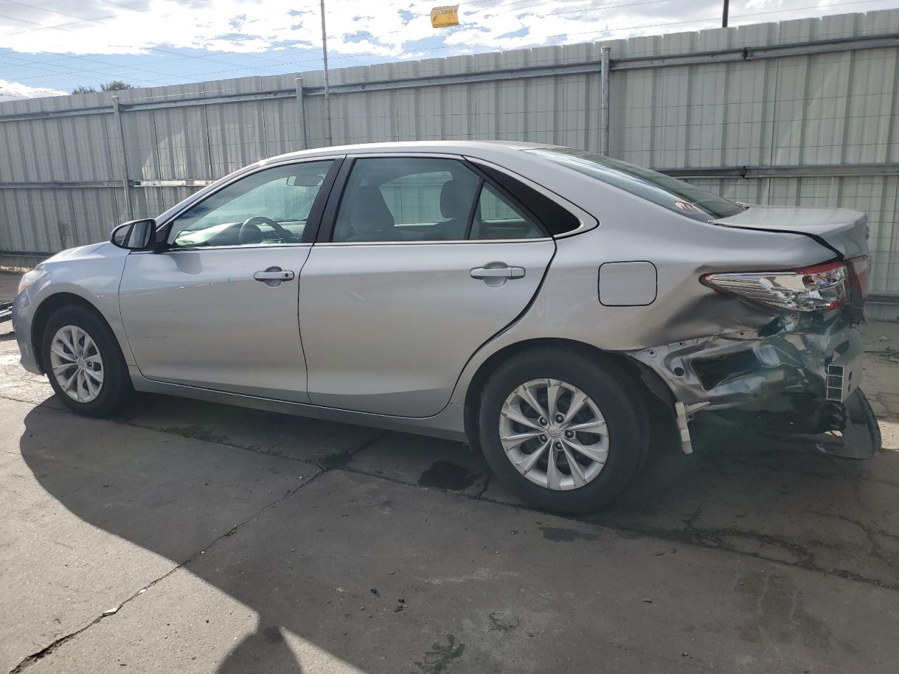 4T1BF1FK7HU668609 2017 TOYOTA CAMRY - Image 2