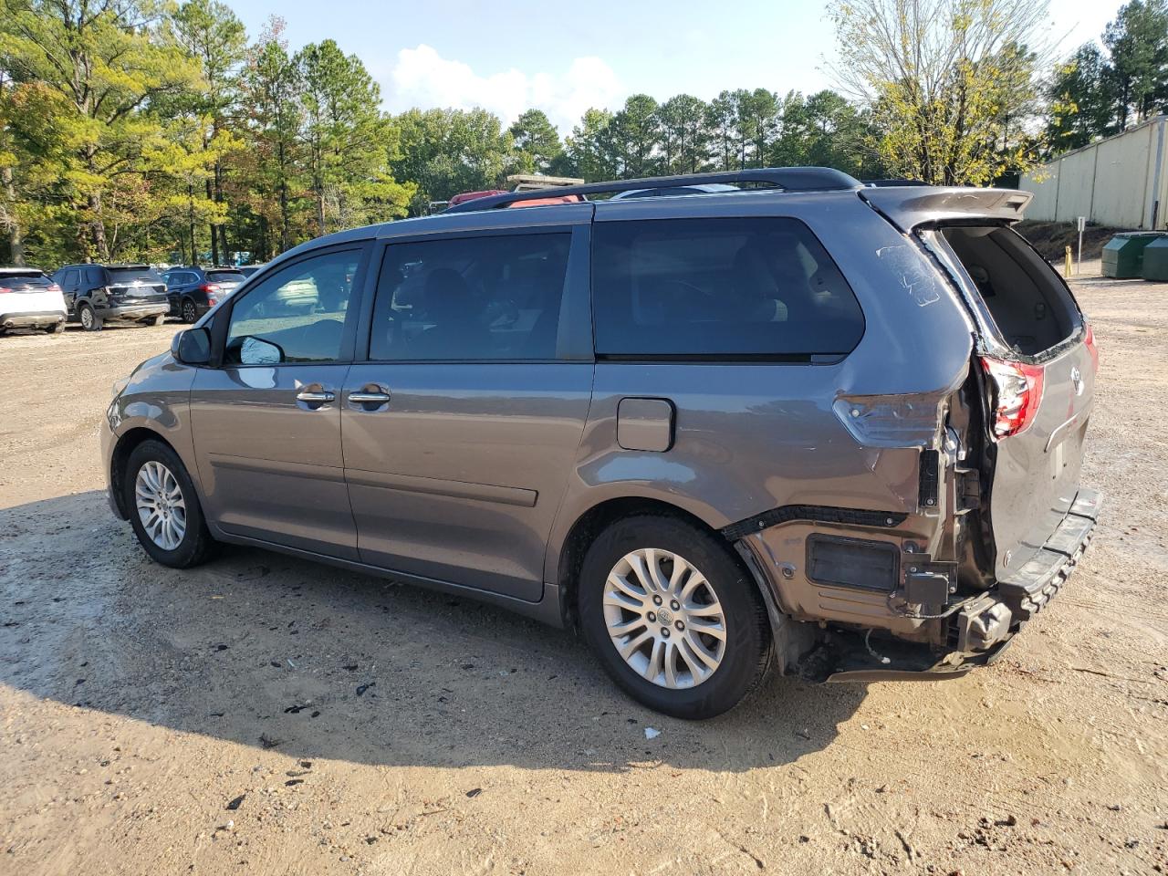 2015 Toyota Sienna - Image 2