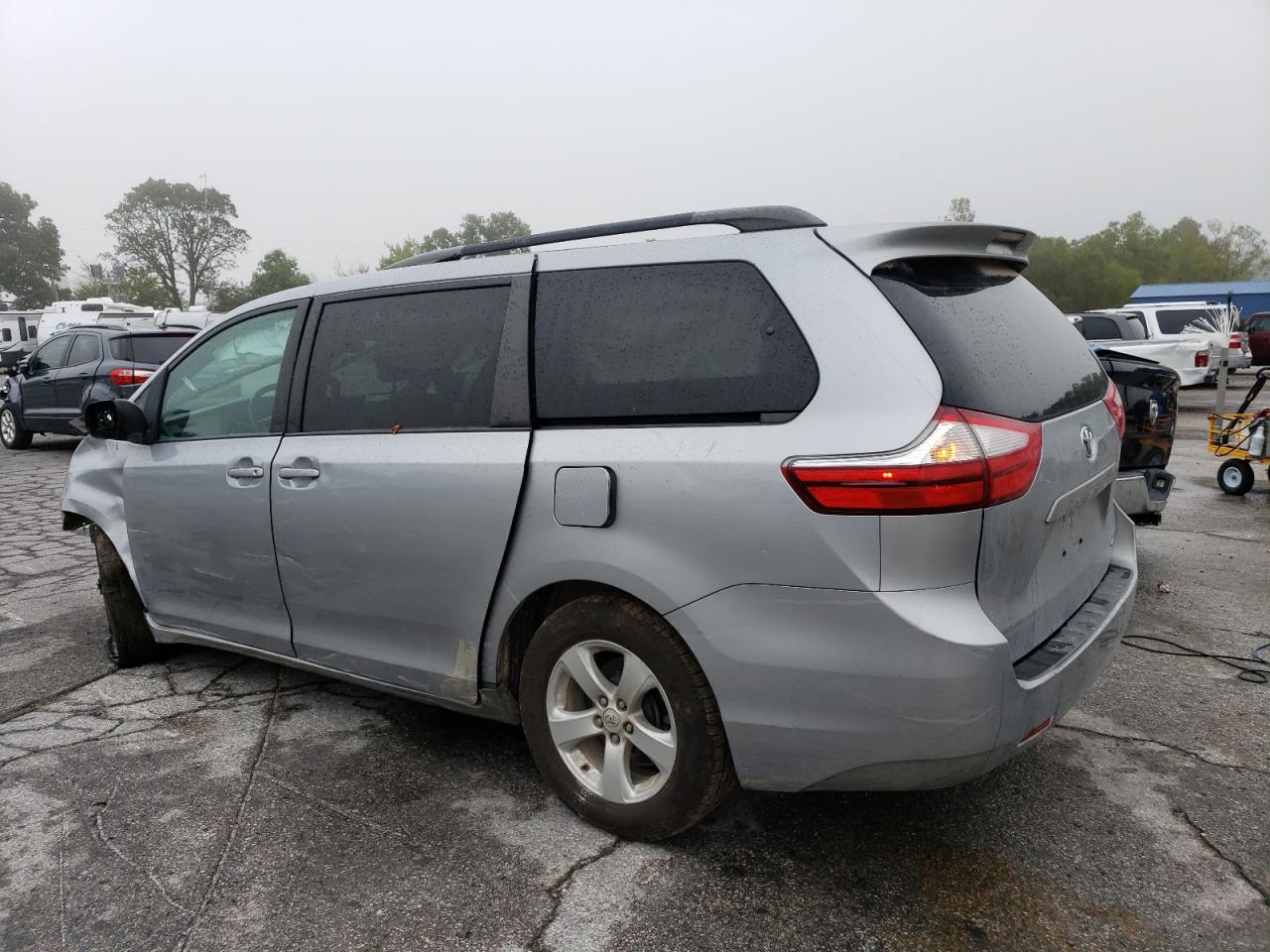 5TDKK3DC0FS588559 2015 TOYOTA SIENNA - Image 2