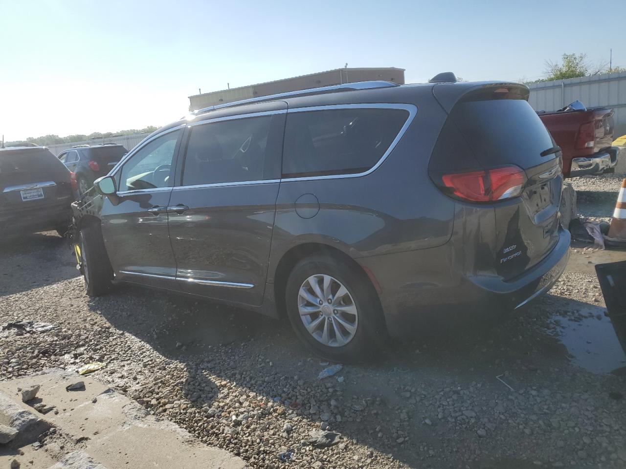 2C4RC1BG0JR128714 2018 CHRYSLER PACIFICA - Image 2