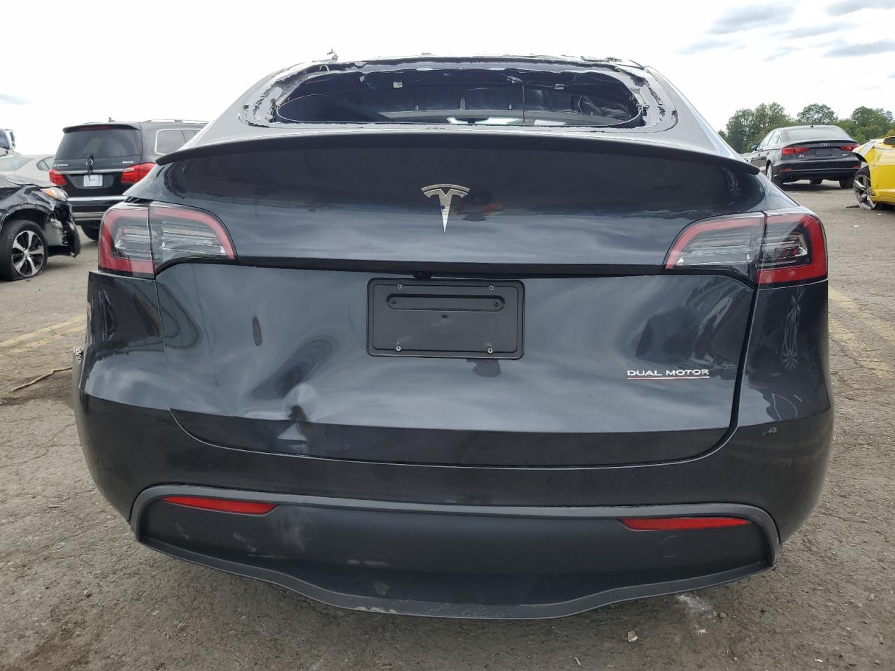 2024 Tesla Model Y VIN: 7SAYGDEF7RF049037 Lot: 70650444