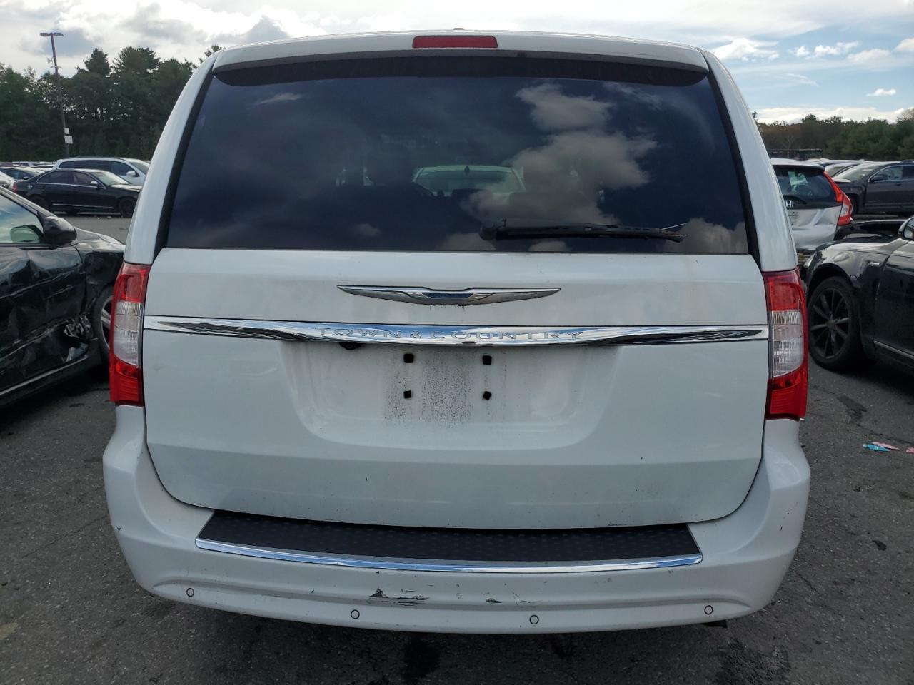 2014 Chrysler Town & Country - Image 6