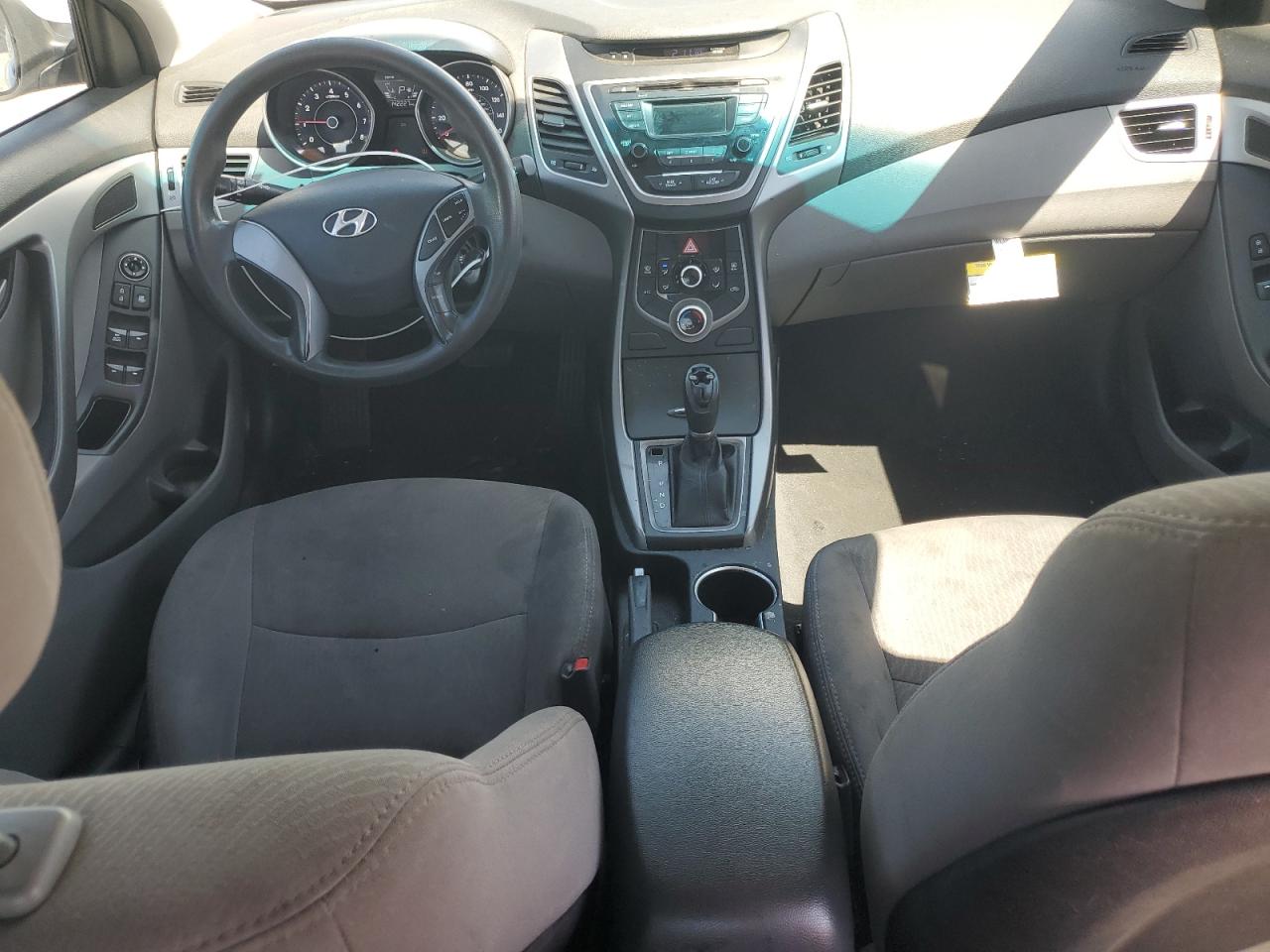 2016 Hyundai Elantra - Image 8