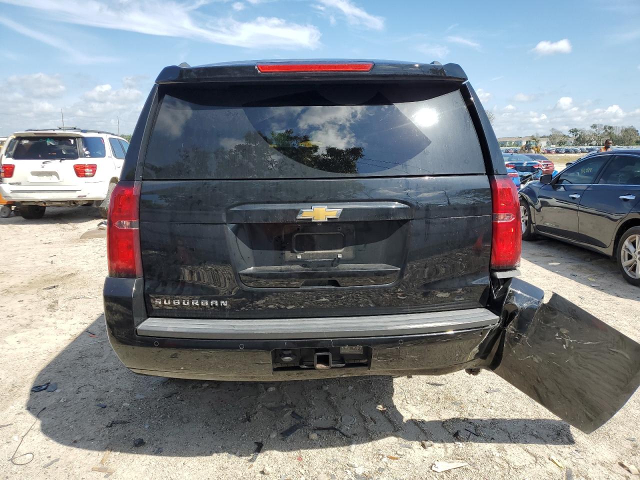 1GNSCHKCXKR202808 2019 Chevrolet Suburban C1500 Lt