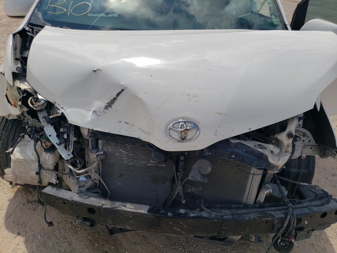 2015 Toyota Sienna - Image 13