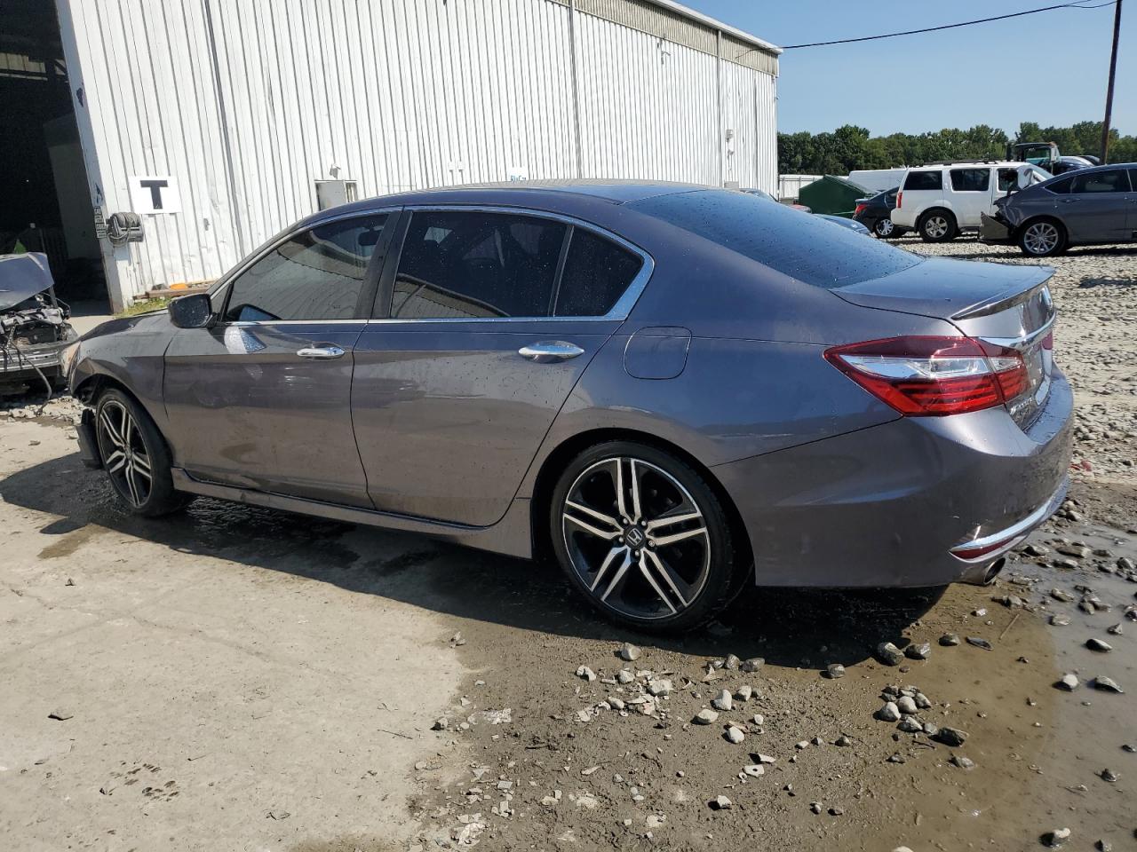 1HGCR2F59HA277285 2017 HONDA ACCORD - Image 2