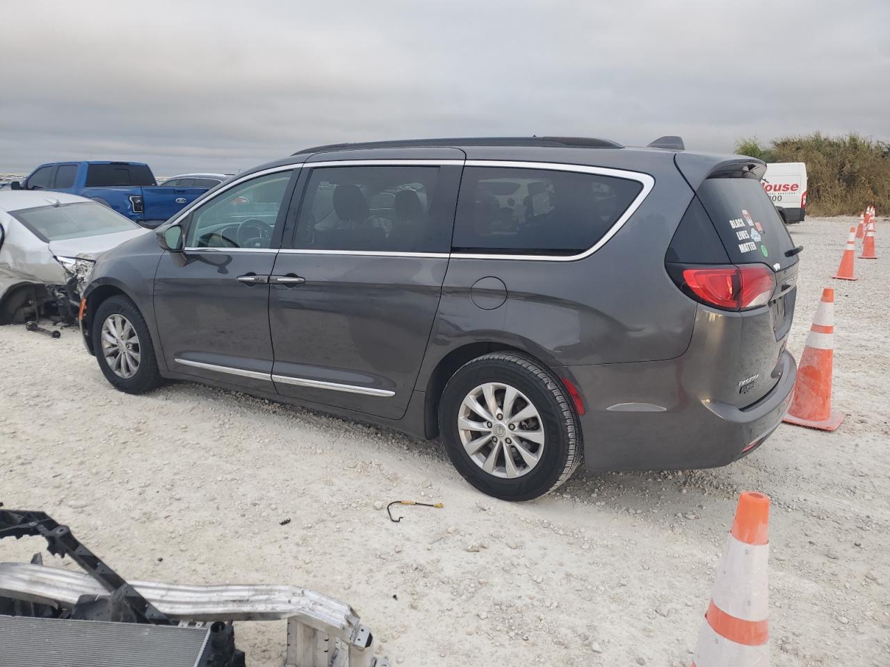 2C4RC1BG0HR823852 2017 CHRYSLER PACIFICA - Image 2