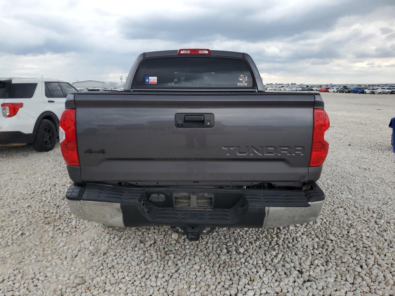 5TFDY5F1XJX692638 2018 Toyota Tundra Crewmax Sr5